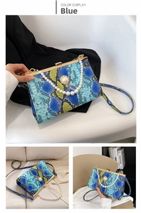 Détail du sac de soirée en serpent bleu avec fermoir perle et poignée en perles chic