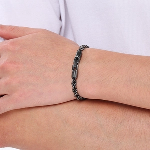 Détail du bracelet chaîne corde 6mm en argent vieilli avec fermoir industriel