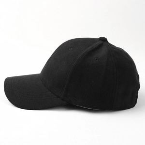 Dettaglio laterale di un cappello da baseball in lana d'agnello nera con visiera ricurva