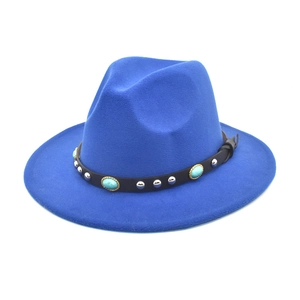 Chapeau fedora en feutre bleu avec perles turquoise et clous argentés sur ruban cuir