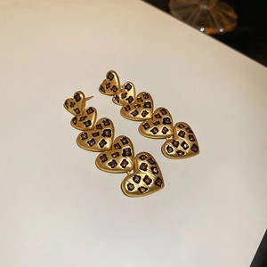Detail der Herzohrringe mit Leopardenmuster in Goldoptik und luxuriösem Vintage-Stil