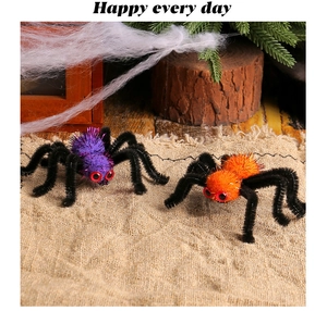 Détail des pinces à cheveux araignée en peluche violette et orange pour fête d'Halloween
