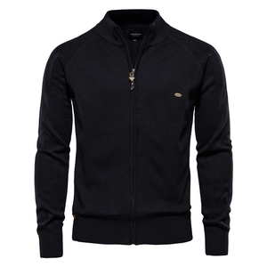 Détail du cardigan en maille noire avec col montant et fermeture éclair intégrale