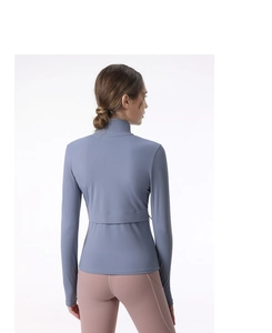 Vue arrière d'une veste de sport bleu-gris avec design de ventilation et col montant