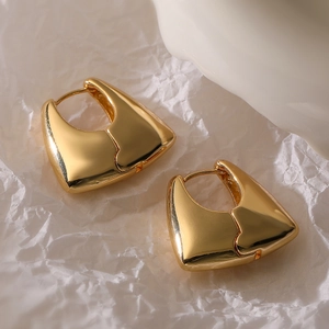 Pendientes de aro geométricos irregulares chapados en oro con diseño artístico