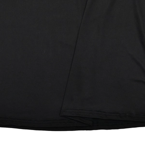 Gros plan détaillé montrant la double couture sur l'ourlet d'une robe d'été noire