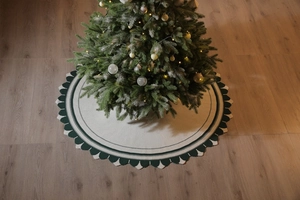 Gonna per albero di Natale in maglia con bordi festonati verde scuro e luci accoglienti