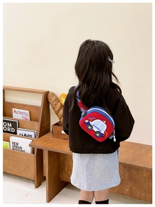 Vue de dos d'un enfant portant le sac de poitrine rouge et bleu au motif voiture de police