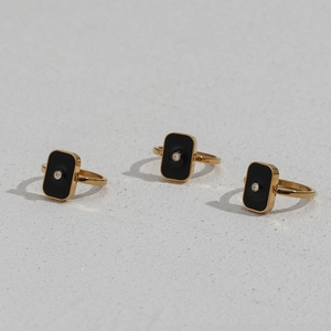 Détail de trois bagues plaquées or 18K avec émail noir carré et petits cristaux brillants