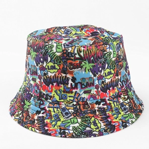 Détail du chapeau bob coloré avec imprimé graffiti urbain et motifs pop art vibrants