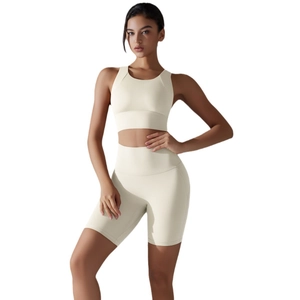 Set yoga da donna crema due pezzi con reggiseno sportivo racerback e pantaloncini da ciclista