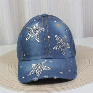 Détails des étoiles en strass et de la texture denim usée sur une casquette de mode