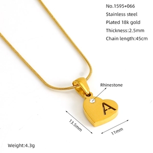 Détail du pendentif cœur plaqué or 18K avec strass et gravure de la lettre A