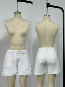 Vista anteriore e posteriore di pantaloncini in denim bianco a vita alta con tasche