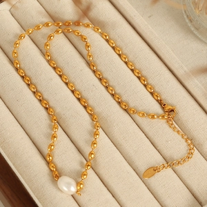 Gold-plated stainless steel chain with oval beads and a unique baroque pearl pendant