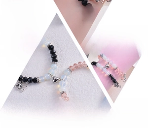 Détail du fermoir magnétique cœur sur bracelets d'Halloween en pierres de 8mm araignée