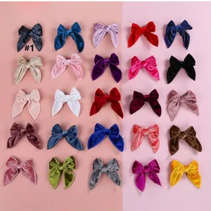 Collection de 25 barrettes à nœuds en velours colorés disposées en grille de sélection
