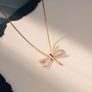 Collana con libellula in oro rosa con cristalli scintillanti e catenina box per donna