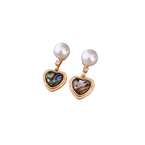 Boucles d'oreilles vintage cœur doré avec perles blanches et incrustations de nacre sur blanc