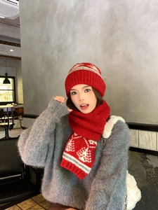 Dettaglio del set rosso in maglia Fair Isle con cappello e sciarpa a motivi pini