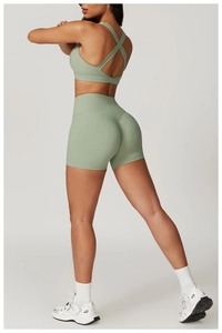 Dettaglio del reggiseno yoga con schiena incrociata e pantaloncini a vita alta