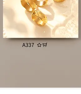 Détail d'une bague large plaquée or avec motif matelassé classique sur un plateau blanc