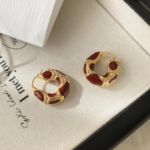 Boucles d'oreilles vintage en plaqué or avec émail rouge et accents en strass brillant