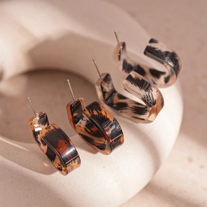 Vintage leopard resin U-shape geometric C-hoop earrings with elegant warm tones