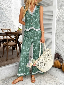 Détails de l'ensemble gilet et pantalon large à imprimé floral vert et dentelle