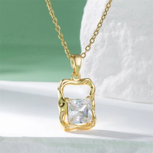 Collier Pendentif Zircon Blanc Carré Plaqué Or 18K Acier Inoxydable Cadre Géométrique Irrégulier Pour Femmes