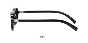 Seitenansicht der modischen quadratischen schwarzen Sonnenbrille mit goldenen Nieten.