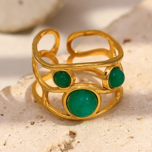 Anello aperto in acciaio placcato oro 18K con pietre verdi su base in pietra