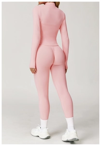 Détail du tissu en maille côtelée rose et du pantalon de yoga taille haute galbant