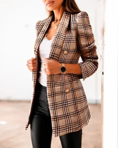 Dettaglio del blazer a quadri dal taglio slim con bottoni dorati doppiopetto eleganti