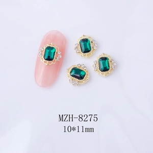 Smaragdgrüner achteckiger Nagelstein mit goldenem Hohlrahmen und kleinen Diamanten, Größe 10x11mm