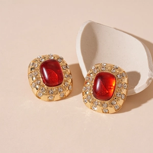 Boucles d'oreilles vintage dorées avec résine rouge et halo de cristaux chic