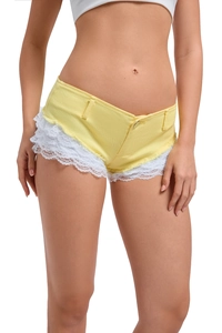 Detailaufnahme der weißen Spitzbordüre am Saum der gelben Low-Rise Denim-Hotpants