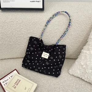 Elegante borsa a tracolla in velluto a coste con motivi a cuore e manico di perline