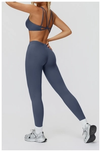 Vue détaillée de l'ensemble de yoga bleu brume avec brassière croisée et legging taille haute