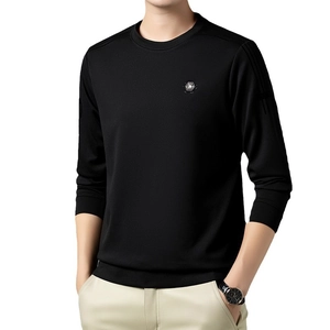 Herren Slim Fit Langarmshirt in Schwarz mit Rundhalsausschnitt und modischem Logo