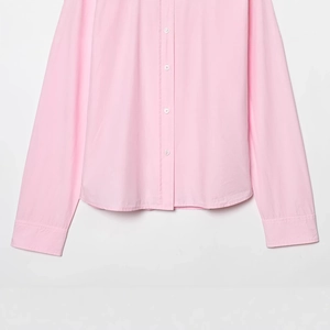 Pink long-sleeved poplin shirt with button-down front and classic cuff detailing