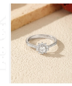 Macro d'une bague en argent S925 avec halo floral en moissanite et pierres brillantes