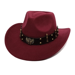 Cappello da cowboy western retrò in feltro bordeaux con cinturino borchiato e stemma aquila
