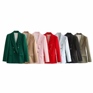 Dettaglio di blazer doppiopetto in verde, kaki, rosa, rosso, bianco, nero e verde oliva