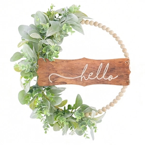 Couronne de perles de bois avec eucalyptus artificiel et signe hello pour maison