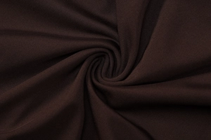 Détail du tissu en maille côtelée marron foncé montrant la texture douce et les rayures