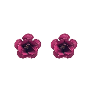 Boucles d'oreilles fleurs 3D magenta élégantes avec finition brillante sur fond blanc