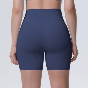 Vue macro du short de yoga taille haute avec coutures en V pour un effet galbant