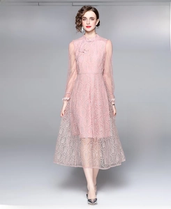 Détails de la robe en dentelle rose brodée avec col montant traditionnel et boutons chinois
