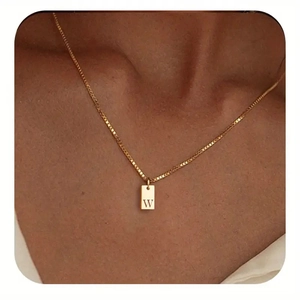 Minimalistische 14K vergoldete Kette mit einem rechteckigen Anhänger mit Buchstabe W